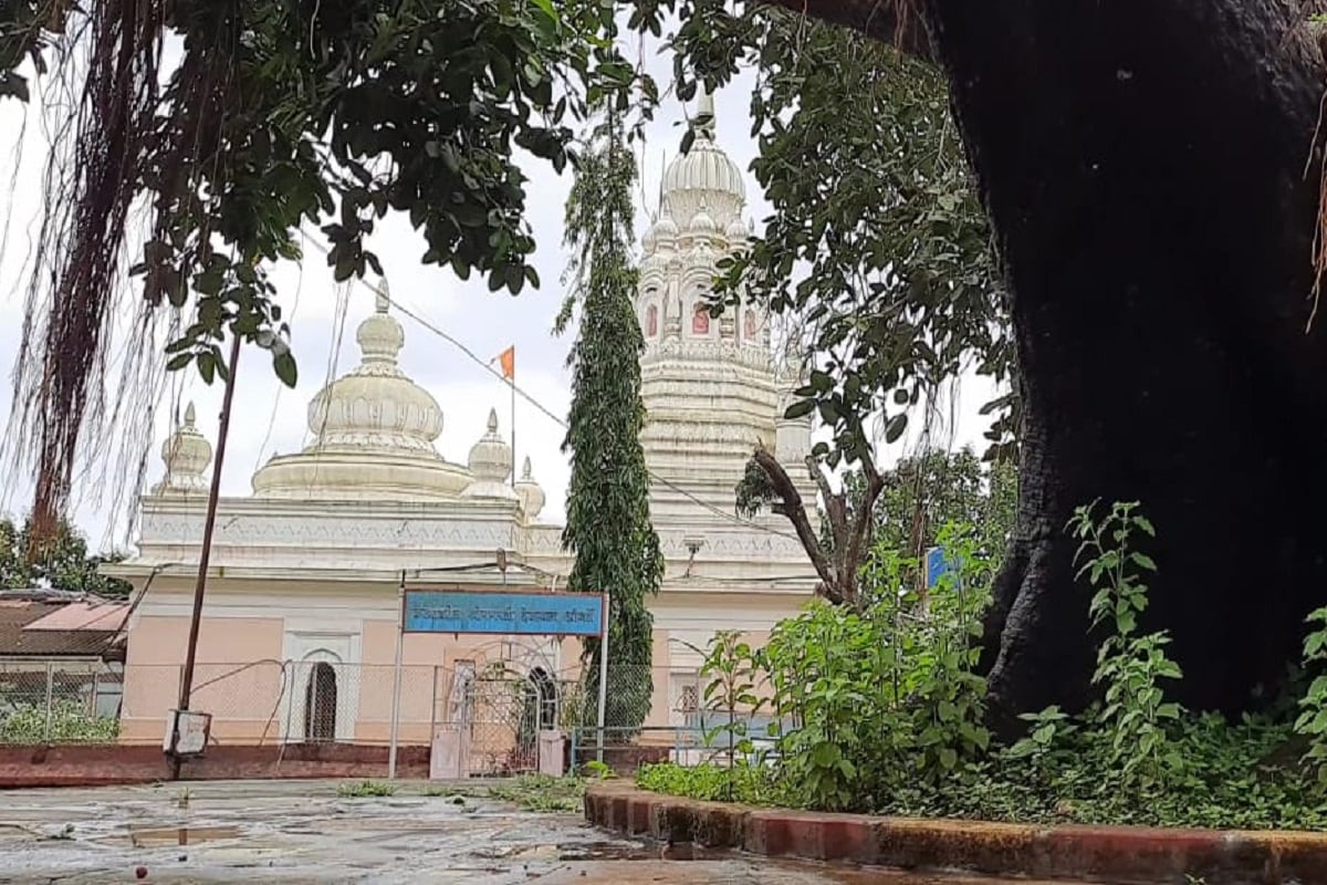 गणेशाचे पहिले पाऊल व आजूबाजूचा निसर्गरम्य वातावरणात मंदिरात दर्शनासाठी येणारे भाविक अक्षरश: हरखून जातात. गणेशाचे पहिले पाऊल व आजूबाजूचा निसर्गरम्य वातावरणात मंदिरात दर्शनासाठी येणारे भाविक अक्षरश: हरखून जातात.