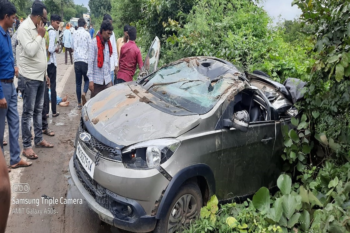 भंडारा जिल्ह्याच्या भंडारा-साकोली महामार्गावर पलाडी गावाजवळ भरधाव कार आणि दुचाकीचा भीषण अपघात झाला आहे. या भीषण अपघातात 4 जणाचा मृत्यू तर 2 जण गंभीर जखमी झाले आहेत. भंडारा जिल्ह्याच्या भंडारा-साकोली महामार्गावर पलाडी गावाजवळ भरधाव कार आणि दुचाकीचा भीषण अपघात झाला आहे. या भीषण अपघातात 4 जणाचा मृत्यू तर 2 जण गंभीर जखमी झाले आहेत.