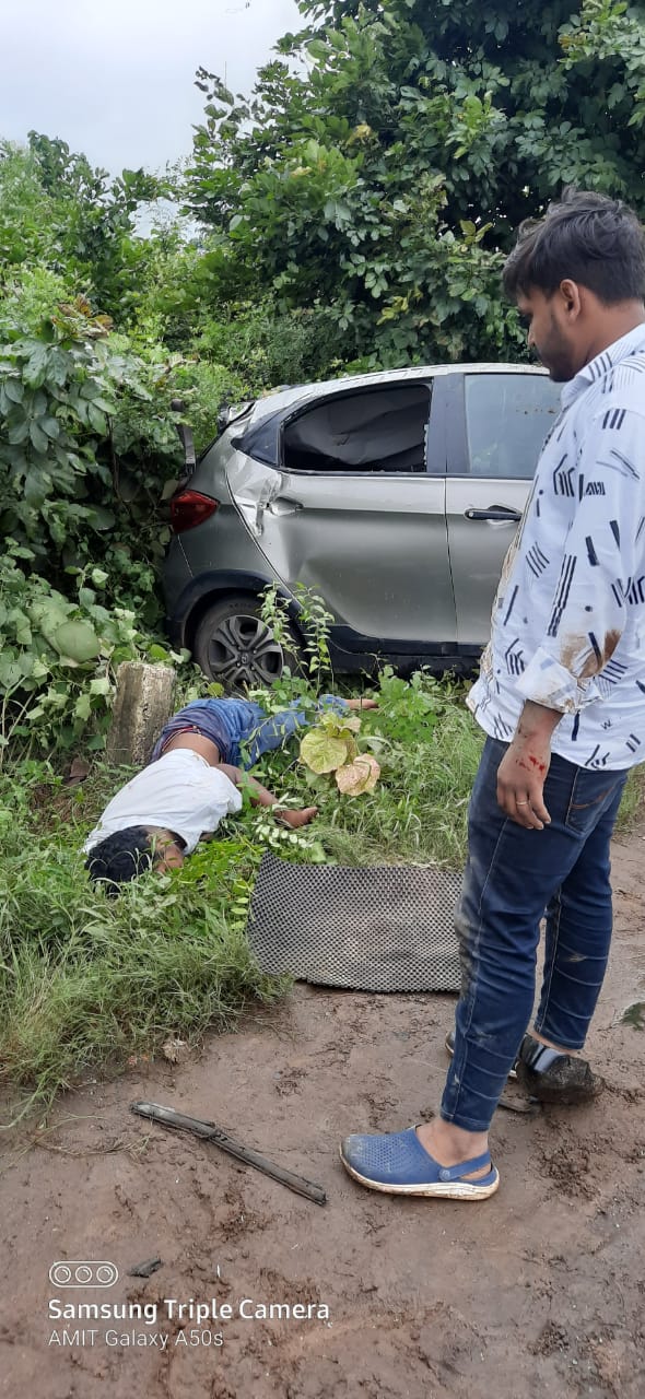 मृतकांमध्ये सुधीर मते (वय 32), शशिकांत सारवे (वय 27) आणि पार्थ पंचभाई (वय 18, सर्व. खोकरला) यांचा मृतांमध्ये समावेश आहे. चौथ्या मृत व्यक्तीच नाव समजू शकलं नाही. मृतकांमध्ये सुधीर मते (वय 32), शशिकांत सारवे (वय 27) आणि पार्थ पंचभाई (वय 18, सर्व. खोकरला) यांचा मृतांमध्ये समावेश आहे. चौथ्या मृत व्यक्तीच नाव समजू शकलं नाही.