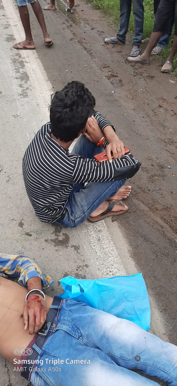 धडक बसताच सुधीर मते आणि कारचारक पार्थ पंचभाई याचा जागेवरच मृत्यू झाला. तर शशिकांत पारवे याच्या भंडारा सामान्य रुग्णालयात नेताना मृत्यु झाला. धडक बसताच सुधीर मते आणि कारचारक पार्थ पंचभाई याचा जागेवरच मृत्यू झाला. तर शशिकांत पारवे याच्या भंडारा सामान्य रुग्णालयात नेताना मृत्यु झाला.