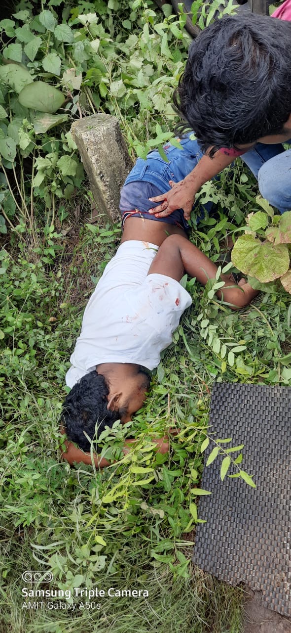 अति गंभीर जखमी व्यक्तीला नागपूरला नेताना त्या वाटेतच मृत्यू झाल्याची माहिती मिळाली. इतर दोन जखमींवर भंडारा येथील सामान्य रुग्णालयात उपचार सुरू आहे. अति गंभीर जखमी व्यक्तीला नागपूरला नेताना त्या वाटेतच मृत्यू झाल्याची माहिती मिळाली. इतर दोन जखमींवर भंडारा येथील सामान्य रुग्णालयात उपचार सुरू आहे.