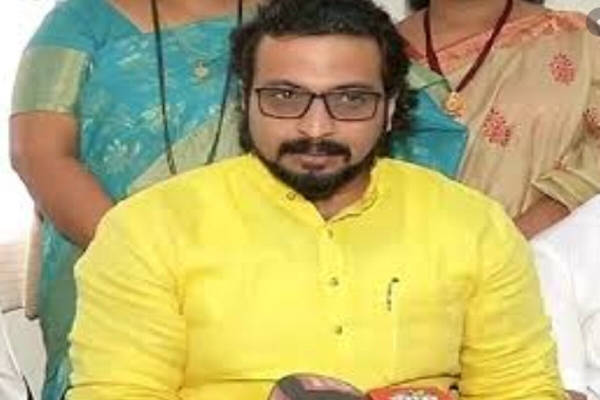 दहावीच्या परीक्षेत 99.60 टक्के गुण मिळवून डॉक्टर होण्याचे स्वप्न पाहणाऱ्या बोतार्डेच्या (आमलेवाडी) ऋतुजा प्रकाश आमले हिचे खासदार डॉ. अमोल कोल्हे यांनी शैक्षणिक पालकत्व स्वीकारलं आहे. दहावीच्या परीक्षेत 99.60 टक्के गुण मिळवून डॉक्टर होण्याचे स्वप्न पाहणाऱ्या बोतार्डेच्या (आमलेवाडी) ऋतुजा प्रकाश आमले हिचे खासदार डॉ. अमोल कोल्हे यांनी शैक्षणिक पालकत्व स्वीकारलं आहे.