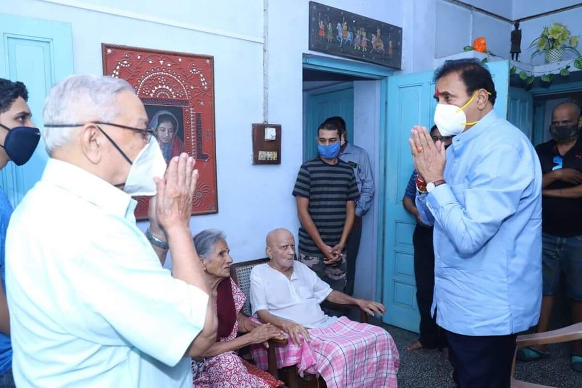 केरळमधील कोझिकोड येथील विमान दुर्घटनेत दुर्दैवाने मृत पावलेल विंग कमांडर दीपक साठे यांच्या निवासस्थानी गृहमंत्री अनिल देशमुख यांची भेट दिली. केरळमधील कोझिकोड येथील विमान दुर्घटनेत दुर्दैवाने मृत पावलेल विंग कमांडर दीपक साठे यांच्या निवासस्थानी गृहमंत्री अनिल देशमुख यांची भेट दिली.