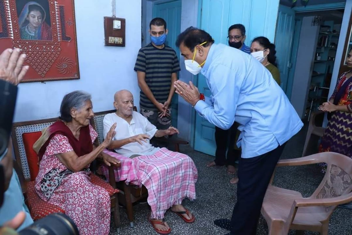 गृहमंत्री अनिल देशमुख यांनी यांनी साठे कुटुंबीयांसोबत चर्चा केली. आई-वडिलांची विचारपूस करून सांत्वन केलं. गृहमंत्री अनिल देशमुख यांनी यांनी साठे कुटुंबीयांसोबत चर्चा केली. आई-वडिलांची विचारपूस करून सांत्वन केलं.