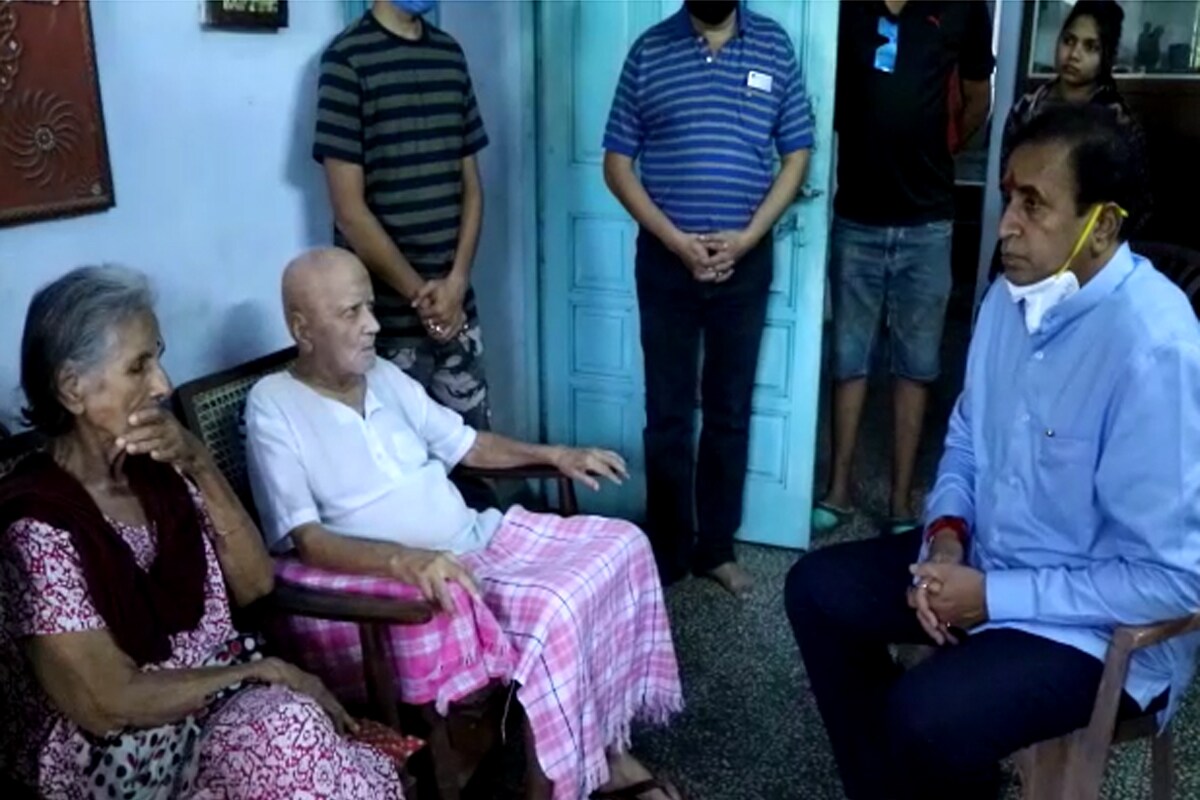 गृहमंत्री अनिल देशमुख यांनी यांनी साठे कुटुंबीयांसोबत चर्चा केली. आई-वडिलांची विचारपूस करून सांत्वन केलं. गृहमंत्री अनिल देशमुख यांनी यांनी साठे कुटुंबीयांसोबत चर्चा केली. आई-वडिलांची विचारपूस करून सांत्वन केलं.