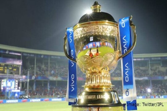 आयपीएलच्या तेराव्या हंगामासाठी जवळजवळ सर्वच संघाचे खेळाडू दुबईला पोहचले आहे. मुंबई इंडियन्सचा कर्णधार रोहित शर्मासह भारतीय खेळाडू एकत्र दुबईला पोहचले तर, विदेशी खेळाडू आपल्या देशातून थेट दुबईला पोहचणार आहेत. 