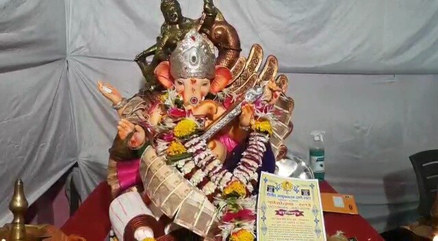 राम-रहीम मित्र मंडळानं पुन्हा एकदा यंदाच्या गणेशोत्सवात हिंदू-मुस्लिम एकोप्याचं दर्शन घडवलं आहे. राम-रहीम मित्र मंडळानं पुन्हा एकदा यंदाच्या गणेशोत्सवात हिंदू-मुस्लिम एकोप्याचं दर्शन घडवलं आहे.