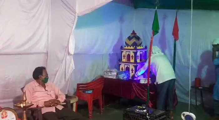 राम-रहीम मित्र मंडळानं एकाच मंडपात गणपती आणि दहा फुटाच्या अंतरावर ताझिया स्थापन केल्या आहे. 