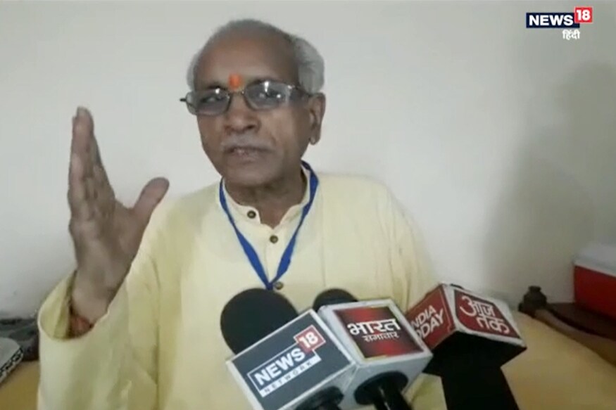 चंपत राय – राम जन्मभूमी तीर्थ क्षेत्र ट्रस्टचे प्रवक्ते असलेले चंपत राय यांचं नाव सध्या चर्चेत असतं. विश्व हिंदू परिषदेचे आंतरराष्ट्रीय महासचिव असलेल्या चंपत राय यांनी पडद्यामागे राहून मोठी कामगिरी बजावली आहे. 1984 पासून त्यांनी न्यायालयीन लढाईसाठी कागदपत्र गोळा करणं आणि पुरावे गोळा करण्यासाठी अविश्रांत मेहनत घेतल्याचं सांगितलं जातं. चंपत राय – राम जन्मभूमी तीर्थ क्षेत्र ट्रस्टचे प्रवक्ते असलेले चंपत राय यांचं नाव सध्या चर्चेत असतं. विश्व हिंदू परिषदेचे आंतरराष्ट्रीय महासचिव असलेल्या चंपत राय यांनी पडद्यामागे राहून मोठी कामगिरी बजावली आहे. 1984 पासून त्यांनी न्यायालयीन लढाईसाठी कागदपत्र गोळा करणं आणि पुरावे गोळा करण्यासाठी अविश्रांत मेहनत घेतल्याचं सांगितलं जातं.