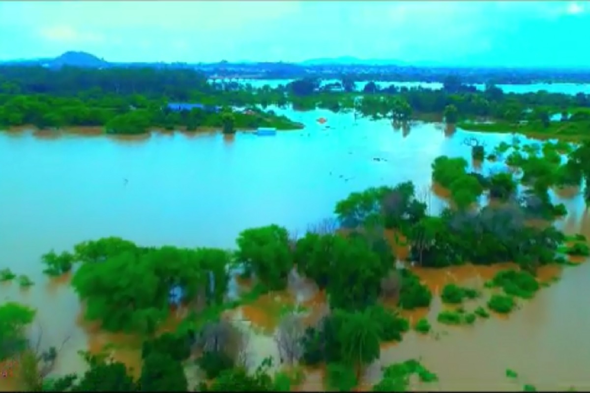 राज्यात गेल्या दोन दिवसांपासून मुसळधार पाऊस सुरू आहे. अशात मराठवाडा आणि विदर्भात मुसळधार पावसामुळे अनेक गावांत पूरपरिस्थिती निर्माण झाली आहे.