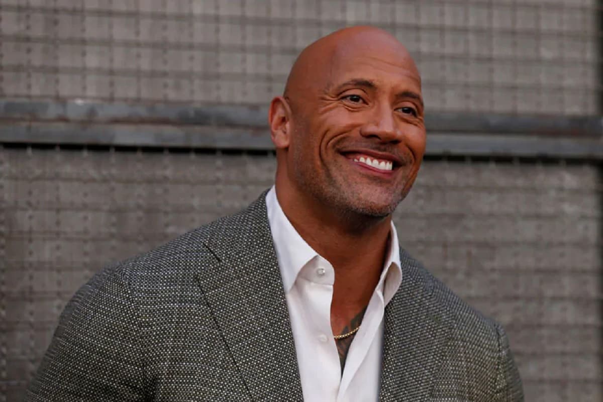 WWE रेसलर आणि हॉलिवूड अभिनेता द रॉक ड्वेन जॉनसन (Dwayne Johnson )ने कमाईच्या शर्यतीमध्ये सर्वांना मागे टाकले आहे. फोर्ब्सच्या सर्वात जास्त कमाई करणाऱ्या अभिनेत्यांच्या यादीमध्ये तो पहिल्या क्रमांकावर आहे. जून 2019 ते जून 2020 या वर्षामध्ये द रॉकची कमाई 87.5 मिलियन डॉलर्स अर्थात जवळपास 6.54 अब्ज रुपये इतकी आहे. WWE रेसलर आणि हॉलिवूड अभिनेता द रॉक ड्वेन जॉनसन (Dwayne Johnson )ने कमाईच्या शर्यतीमध्ये सर्वांना मागे टाकले आहे. फोर्ब्सच्या सर्वात जास्त कमाई करणाऱ्या अभिनेत्यांच्या यादीमध्ये तो पहिल्या क्रमांकावर आहे. जून 2019 ते जून 2020 या वर्षामध्ये द रॉकची कमाई 87.5 मिलियन डॉलर्स अर्थात जवळपास 6.54 अब्ज रुपये इतकी आहे.