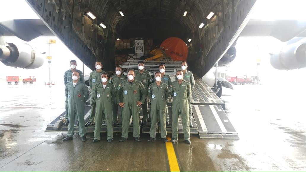 मॉरिशसमध्ये 7 ऑगस्ट रोजी पर्यावरणीय आणीबाणीची परिस्थिती निर्माण झाली होती. मॉरिशसच्या समुद्रातील एका भागात तेलगळती झाल्यानंतर मदतीचं आवाहन केल्यानंतर भारत पुढे आला आहे. भारत सरकारने वायुसेना हेलिकॉप्टर IAF C-17 च्या माध्यमातून 30 टन टेक्निकल उपकरण आणि साहित्य पाठविलं आहे. तेलगळतीच्या संकटात मदत म्हणून भारत पुढे आला आहे. मॉरिशसमध्ये 7 ऑगस्ट रोजी पर्यावरणीय आणीबाणीची परिस्थिती निर्माण झाली होती. मॉरिशसच्या समुद्रातील एका भागात तेलगळती झाल्यानंतर मदतीचं आवाहन केल्यानंतर भारत पुढे आला आहे. भारत सरकारने वायुसेना हेलिकॉप्टर IAF C-17 च्या माध्यमातून 30 टन टेक्निकल उपकरण आणि साहित्य पाठविलं आहे. तेलगळतीच्या संकटात मदत म्हणून भारत पुढे आला आहे.