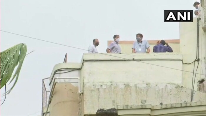 यावेळी सीबीआयच्या टीमसोबत सुशांतचा मित्र सिद्धार्थ पीठानीदेखील आहे. 
