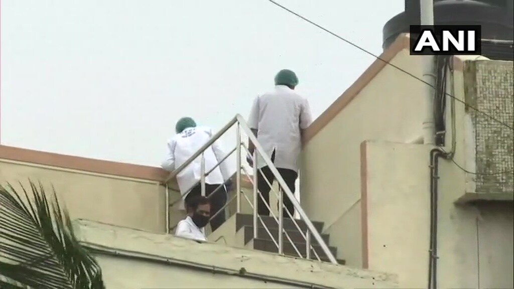 सीबीआयची टीम एक एक पैलूंचा अगदी तपशीलवार तपास करीत आहेत. संपूर्ण प्रकरण समजून घेण्यासाठी सीबीआयची टीम सुशांतच्या वांद्रे येथील घरी पोहोचली आहे. सीबीआयची टीम एक एक पैलूंचा अगदी तपशीलवार तपास करीत आहेत. संपूर्ण प्रकरण समजून घेण्यासाठी सीबीआयची टीम सुशांतच्या वांद्रे येथील घरी पोहोचली आहे.