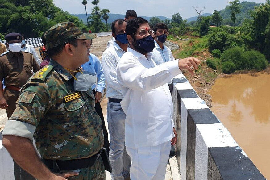 दोन दिवसांच्या गडचिरोली जिल्ह्याच्या दौऱ्यावर असलेले एकनाथ शिंदे यांनी दौऱ्याच्या दुसऱ्या दिवशी सिरोंचा, अहेरी, पाटापुडम आदी नक्षल प्रभावित भागाला भेट देण्याचा निर्णय घेतला. यातील काही प्रदेश छत्तीसगडला लागून असून नक्षलवादी कारवायांचे केंद्र म्हणून ओळखले जाते. दोन दिवसांच्या गडचिरोली जिल्ह्याच्या दौऱ्यावर असलेले एकनाथ शिंदे यांनी दौऱ्याच्या दुसऱ्या दिवशी सिरोंचा, अहेरी, पाटापुडम आदी नक्षल प्रभावित भागाला भेट देण्याचा निर्णय घेतला. यातील काही प्रदेश छत्तीसगडला लागून असून नक्षलवादी कारवायांचे केंद्र म्हणून ओळखले जाते.