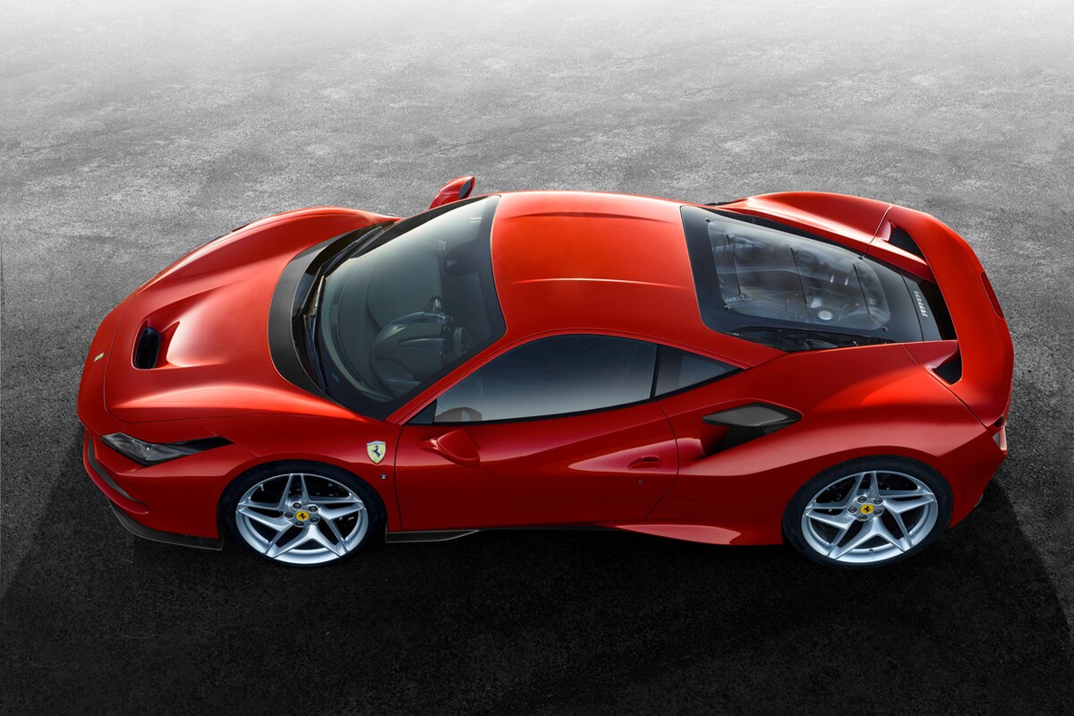 Ferrari F8 Tributo ची लांबी ही 4611 मिलीमीटर, आणि रुंदी 1979 मिलीमीटर इतकी आहे तर उंची 1206 मिलीमीटर आहे. यात अल्युमिनियम आर्किटेक्चर दिले आहे. Ferrari F8 Tributo ची लांबी ही 4611 मिलीमीटर, आणि रुंदी 1979 मिलीमीटर इतकी आहे तर उंची 1206 मिलीमीटर आहे. यात अल्युमिनियम आर्किटेक्चर दिले आहे.
