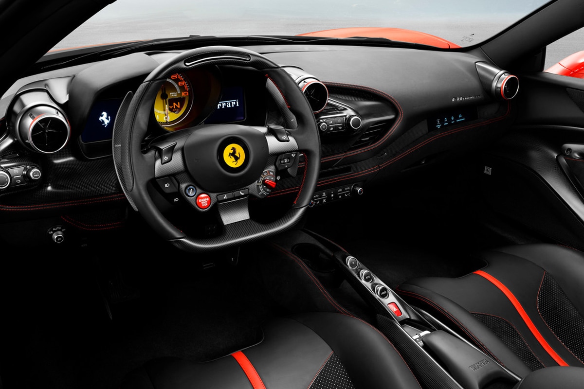 Ferrari F8 Tributo ही वेगवान कार आहे, त्यामुळे कारची बाहेरील आणि आतील डिझाइनवर विशेष भर दिला आहे. Ferrari F8 Tributo ही वेगवान कार आहे, त्यामुळे कारची बाहेरील आणि आतील डिझाइनवर विशेष भर दिला आहे.