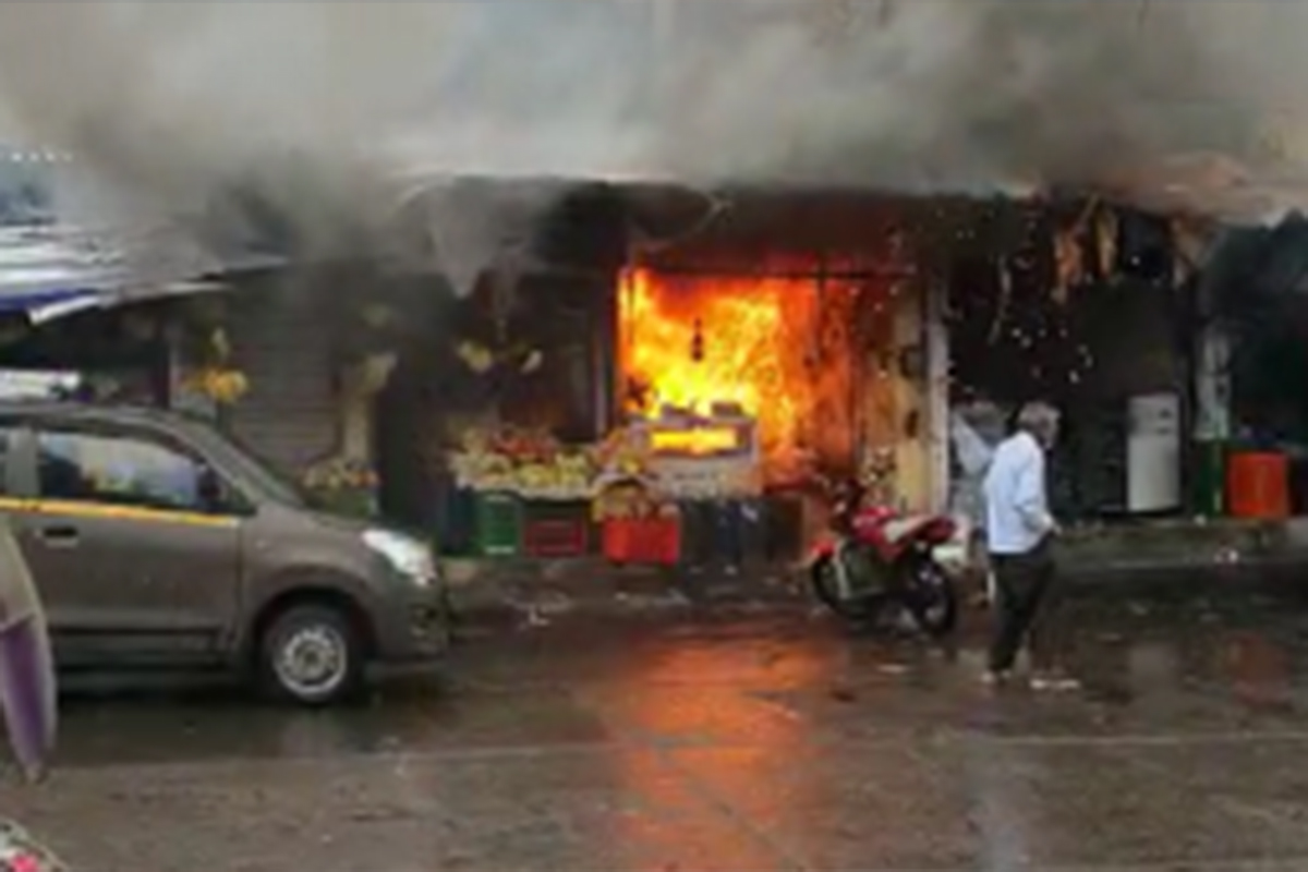 वडापाव सेंटरमध्ये गॅस सिलेंडरचा स्फोट; एकाचा होरपळून मृत्यू, पाहा LIVE VIDEO