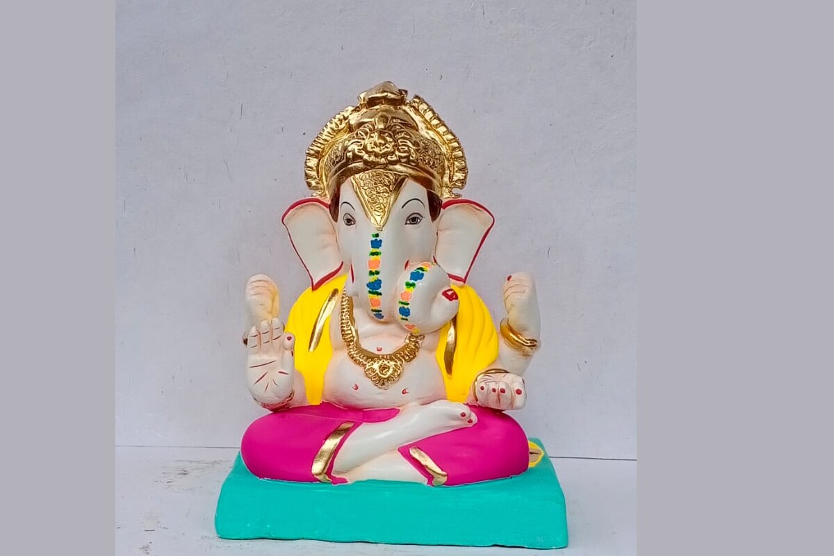 शाडूची माती व कागदी लगद्यापासून बनलेली मजबूत व आकर्षक पर्यावरणपूरक गणेश मूर्ती हा उपक्रम हातकागद संस्थेबरोबरच पेणच्या गणेशमूर्ती कारागिरांना देखील उभारी देणारा ठरेल. शाडूची माती व कागदी लगद्यापासून बनलेली मजबूत व आकर्षक पर्यावरणपूरक गणेश मूर्ती हा उपक्रम हातकागद संस्थेबरोबरच पेणच्या गणेशमूर्ती कारागिरांना देखील उभारी देणारा ठरेल.