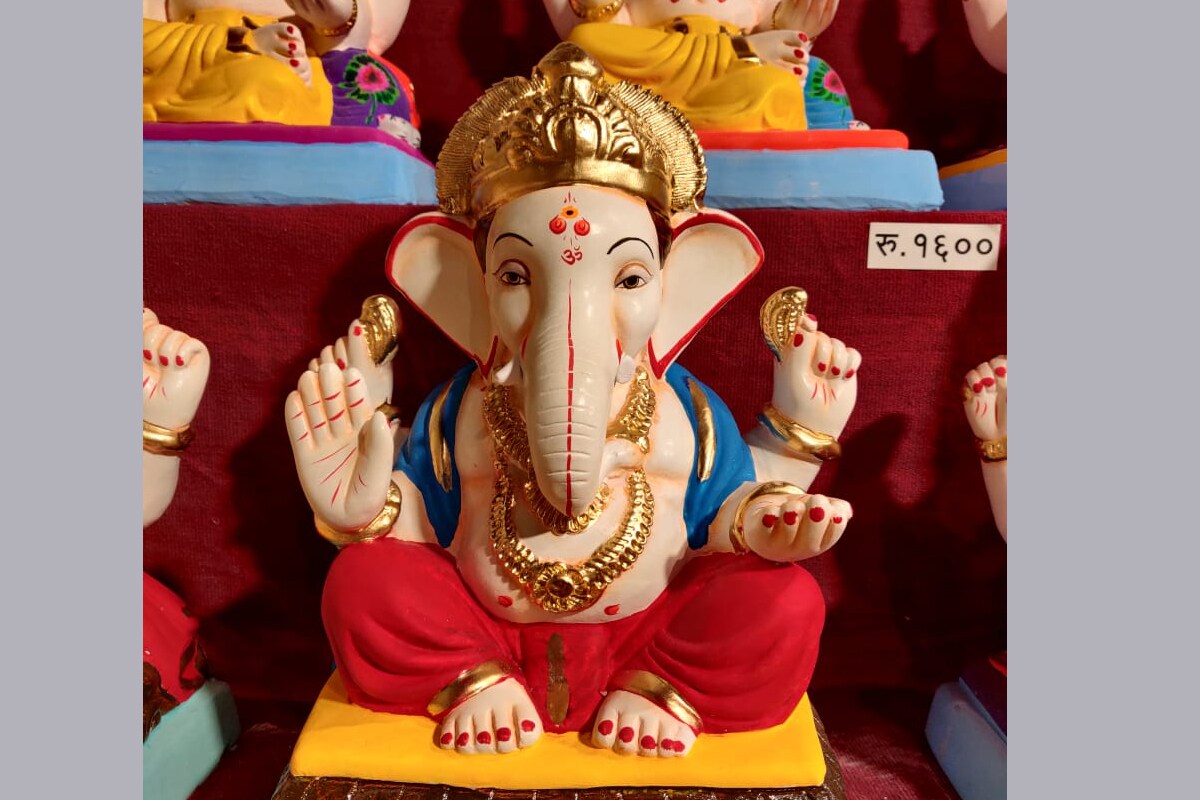 पुण्यात 'हँडमेड पेपर्स इन्स्टिट्यूट'ने 80 वर्षांहून अधिक काळापासून आपले वेगळे स्थान जपले आहे. मधल्याकाळात संस्था बंद असली तरी, आता नव्या जोमाने तोच वारसा जपण्यास सज्ज झाली आहे. पुण्यात 'हँडमेड पेपर्स इन्स्टिट्यूट'ने 80 वर्षांहून अधिक काळापासून आपले वेगळे स्थान जपले आहे. मधल्याकाळात संस्था बंद असली तरी, आता नव्या जोमाने तोच वारसा जपण्यास सज्ज झाली आहे.
