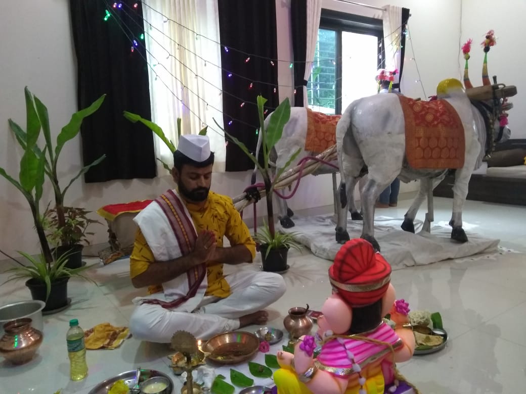तेजस तुळशीराम शिंदे यांनी ही सजावट केली असून बैलगाड्यावर गणपती बसवला आहे.