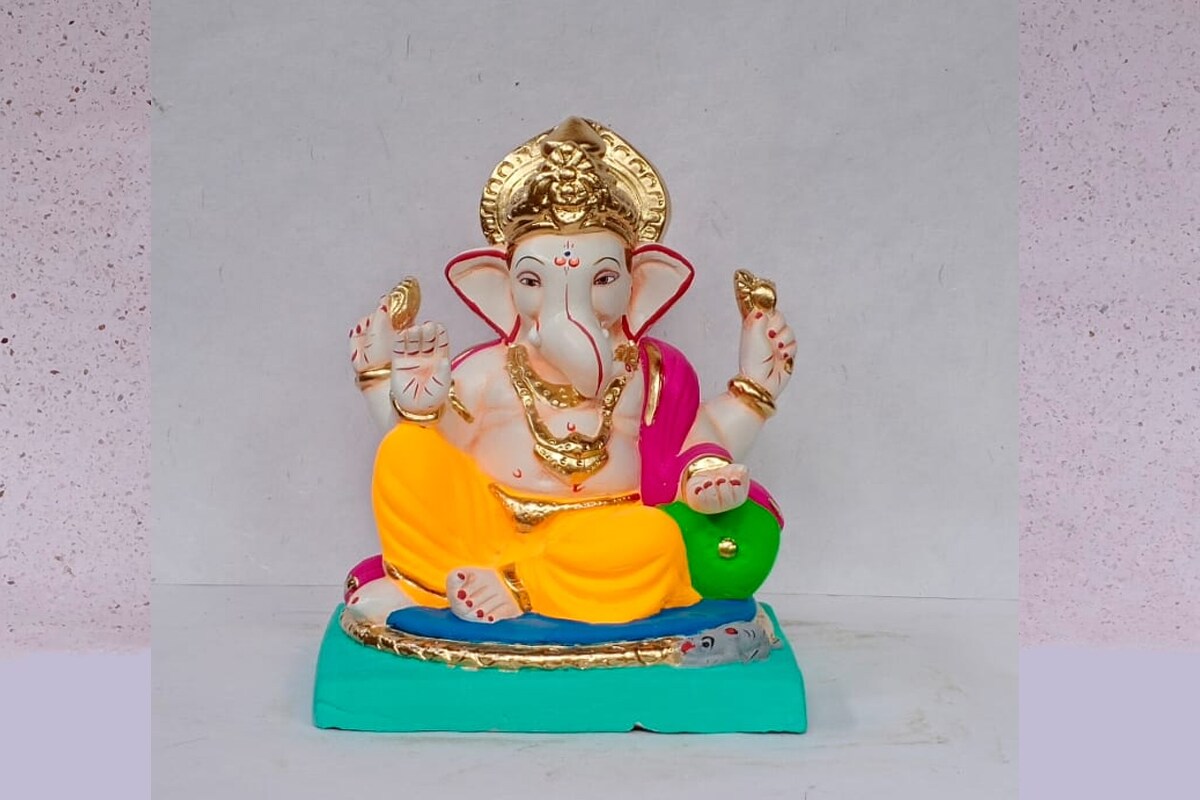 सर्व मूर्ती शाडूची माती व कागदी लगदा यांच्या मिश्रणातून बनविण्यात आल्या असल्याने त्या 100 टक्के पर्यावरणपूरक व मजबूत आहेत. मूर्ती बनवताना व विक्रीसाठीही स्वच्छता व सुरक्षेच्या सर्व नियमांचे पालन करण्यात येत आहे. सर्व मूर्ती शाडूची माती व कागदी लगदा यांच्या मिश्रणातून बनविण्यात आल्या असल्याने त्या 100 टक्के पर्यावरणपूरक व मजबूत आहेत. मूर्ती बनवताना व विक्रीसाठीही स्वच्छता व सुरक्षेच्या सर्व नियमांचे पालन करण्यात येत आहे.