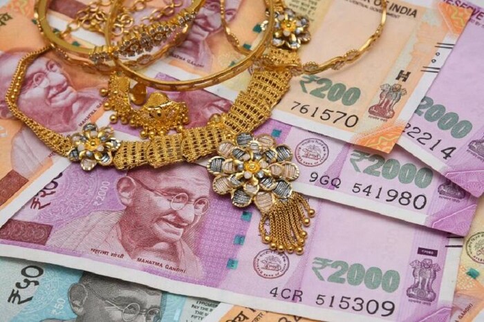 तुम्ही ज्या बँक किंवा नॉन-बँकिंग फायनान्सिंग कंपनीमध्ये गोल्ड लोनसाठी अर्ज कराल, त्याठिकाणी आधी तुमच्याकडे असणाऱ्या सोन्याची शुद्धता आणि गुणवत्ता तपासण्यात येते. सोन्याच्या गुणवत्तेच्या हिशोबाने तुम्हाला मिळणाऱ्या कर्जाची रक्कम ठरवली जाते. आरबीआयच्या नवीन नियमानुसात तुमच्या सोन्याच्या एकूण रकमेच्या 90 टक्के रकमेचे कर्ज तुम्हाला मिळू शकेल. 31 मार्च 2021 पर्यंत या योजनेचा लाभ घेता येणार आहे