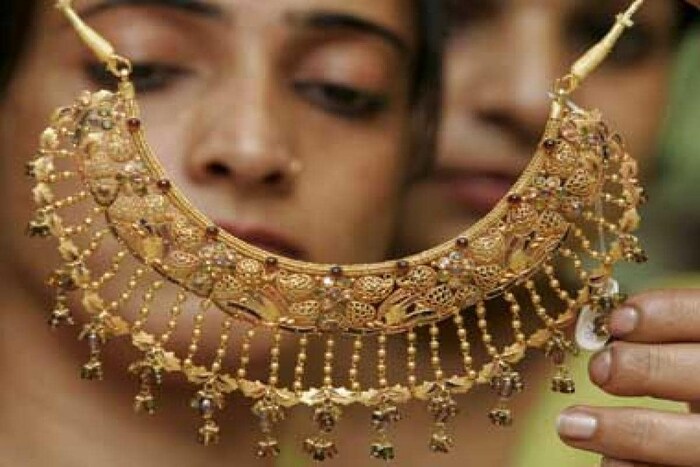 सोन्यावर  शॉर्ट टर्म कॅपिटल गेन कर तेव्हा आकारला जातो जेव्हा खरेदीच्या तारखेनंतर 3 वर्षांच्या आतमध्ये तुम्ही सोन्याचे दागिने विकता. दागिना विकल्यानंतर तुम्हाला मिळणाऱ्या रकमेतून इनकम टॅक्सस्लॅबनुसार तुमचा कर कापला जातो. 
