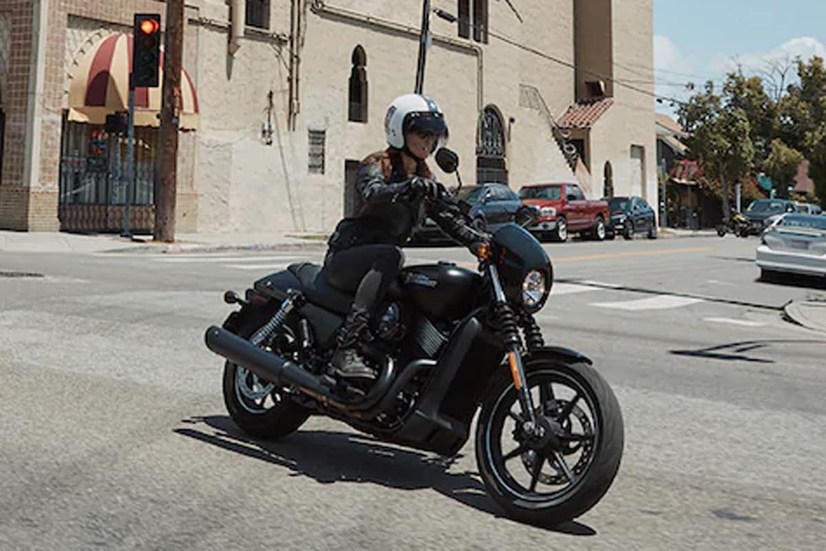 Harley Davidson ची Street 750 दुचाकीच्या किंमतीत तब्बल 65,000 रुपये कमी करण्यात आले आहे. त्यामुळे एंट्री लेव्हल Harley-Davidson Street 750 खरेदी करताना खिश्यावरचा भार आणखी कमी होणार आहे. Harley Davidson ची Street 750 दुचाकीच्या किंमतीत तब्बल 65,000 रुपये कमी करण्यात आले आहे. त्यामुळे एंट्री लेव्हल Harley-Davidson Street 750 खरेदी करताना खिश्यावरचा भार आणखी कमी होणार आहे.