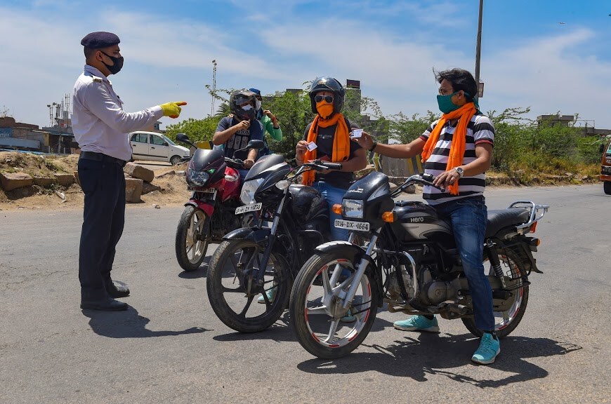 बाईक चालवितांना हेल्मेट घालण्याची सक्ती आहे. मात्र ते हेल्मेट कुठल्या दर्जाचं असावं यावर मात्र फारसं नियंत्रण नसंत. त्यामुळे अनेकदा खर्च टाळण्यासाठी स्वस्त हेल्मेट वापरण्याकडे अनेकांचा कल असतो. बाईक चालवितांना हेल्मेट घालण्याची सक्ती आहे. मात्र ते हेल्मेट कुठल्या दर्जाचं असावं यावर मात्र फारसं नियंत्रण नसंत. त्यामुळे अनेकदा खर्च टाळण्यासाठी स्वस्त हेल्मेट वापरण्याकडे अनेकांचा कल असतो.