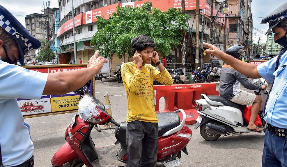 त्यामुळे आता बाईक चालवितांना डोक्यावर जुनं-पुराणं असलेलं फक्त नावालाच असलेलं हेल्मेट घालून आता चालणार नाही. नाही तर मोठा दंड भरावा लागणार आहे. त्यामुळे आता बाईक चालवितांना डोक्यावर जुनं-पुराणं असलेलं फक्त नावालाच असलेलं हेल्मेट घालून आता चालणार नाही. नाही तर मोठा दंड भरावा लागणार आहे.