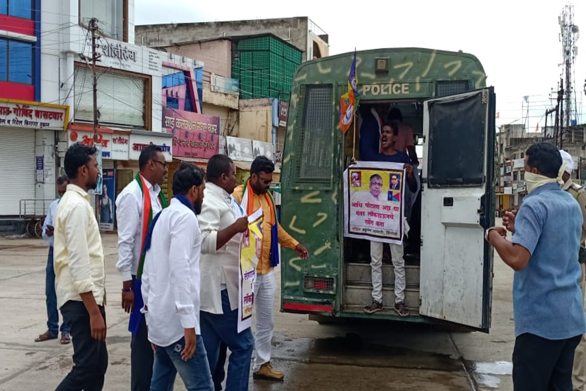 वंचित बहुजन आघाडीच्या कार्यकर्त्यांनी उधळून लावला लॉकडाऊन, रस्त्यावर थाटलं दुकान