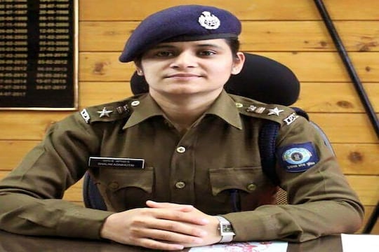 नुसतं नाव ऐकूनच थरथर कापतात! बस कंटक्टरची मुलगी ते IPS शालिनी अग्निहोत्रींचा प्रेरणादायी प्रवास