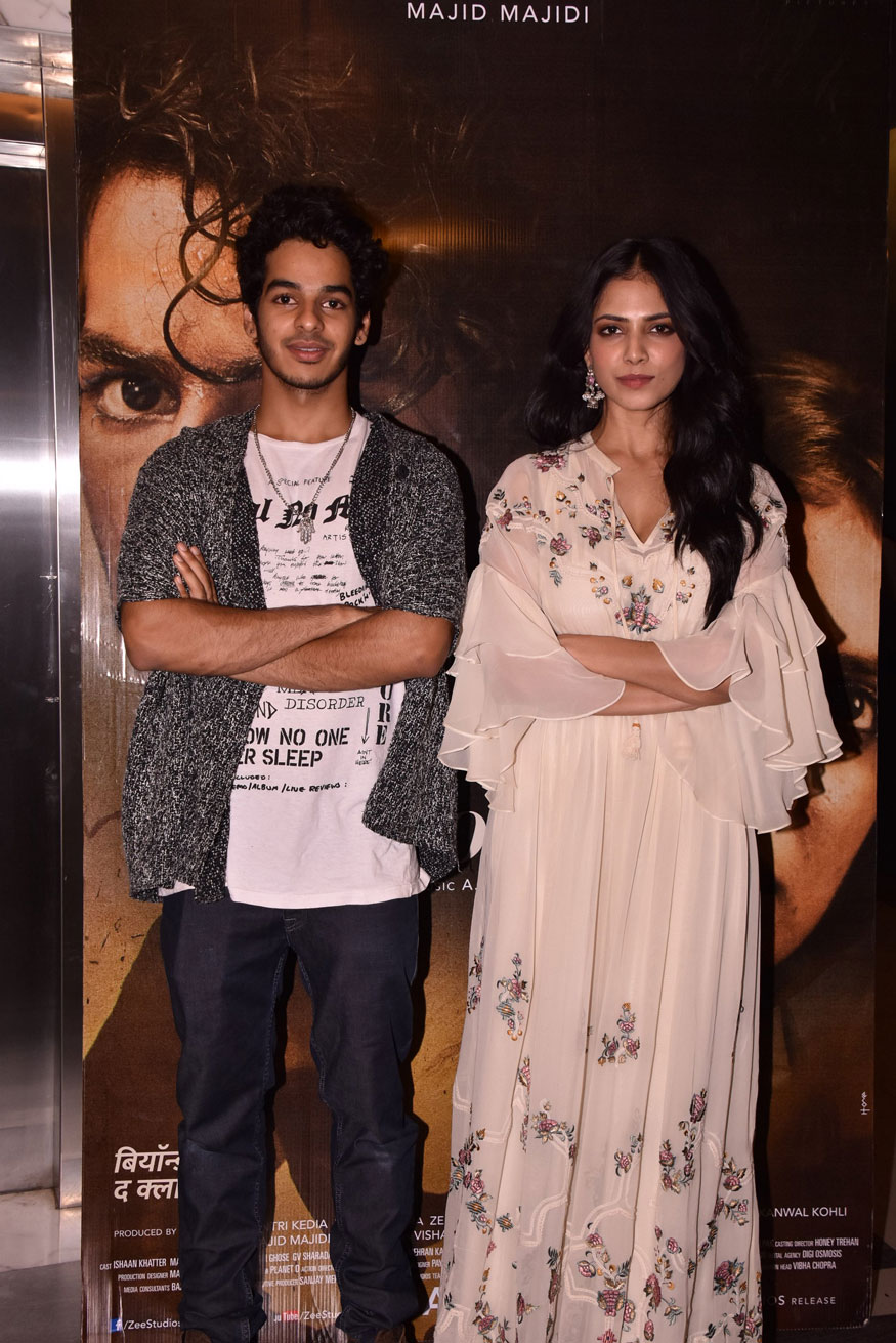 अभिनेत्री मालविका मोहनन (Malavika Mohanan) हिने बियॉन्ड द क्लाउड्स (Beyond the Clouds) या सिनेमातून बॉलिवूडमध्ये पदार्पण केले होते. यामध्ये अभिनेता इशान खट्टरबरोबर ती मूख्य भूमिकेत होती. तिचा अभिनय प्रेक्षकांच्या विशेष पसंतीस उतरला होता. अभिनेत्री मालविका मोहनन (Malavika Mohanan) हिने बियॉन्ड द क्लाउड्स (Beyond the Clouds) या सिनेमातून बॉलिवूडमध्ये पदार्पण केले होते. यामध्ये अभिनेता इशान खट्टरबरोबर ती मूख्य भूमिकेत होती. तिचा अभिनय प्रेक्षकांच्या विशेष पसंतीस उतरला होता.
