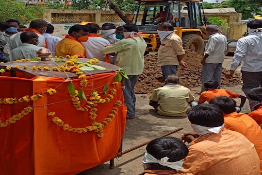 जालन्यात तणाव! वीरशैव समाजानं थेट ग्रामपंचायत कार्यालयाच्या आवारात केला दफनविधी