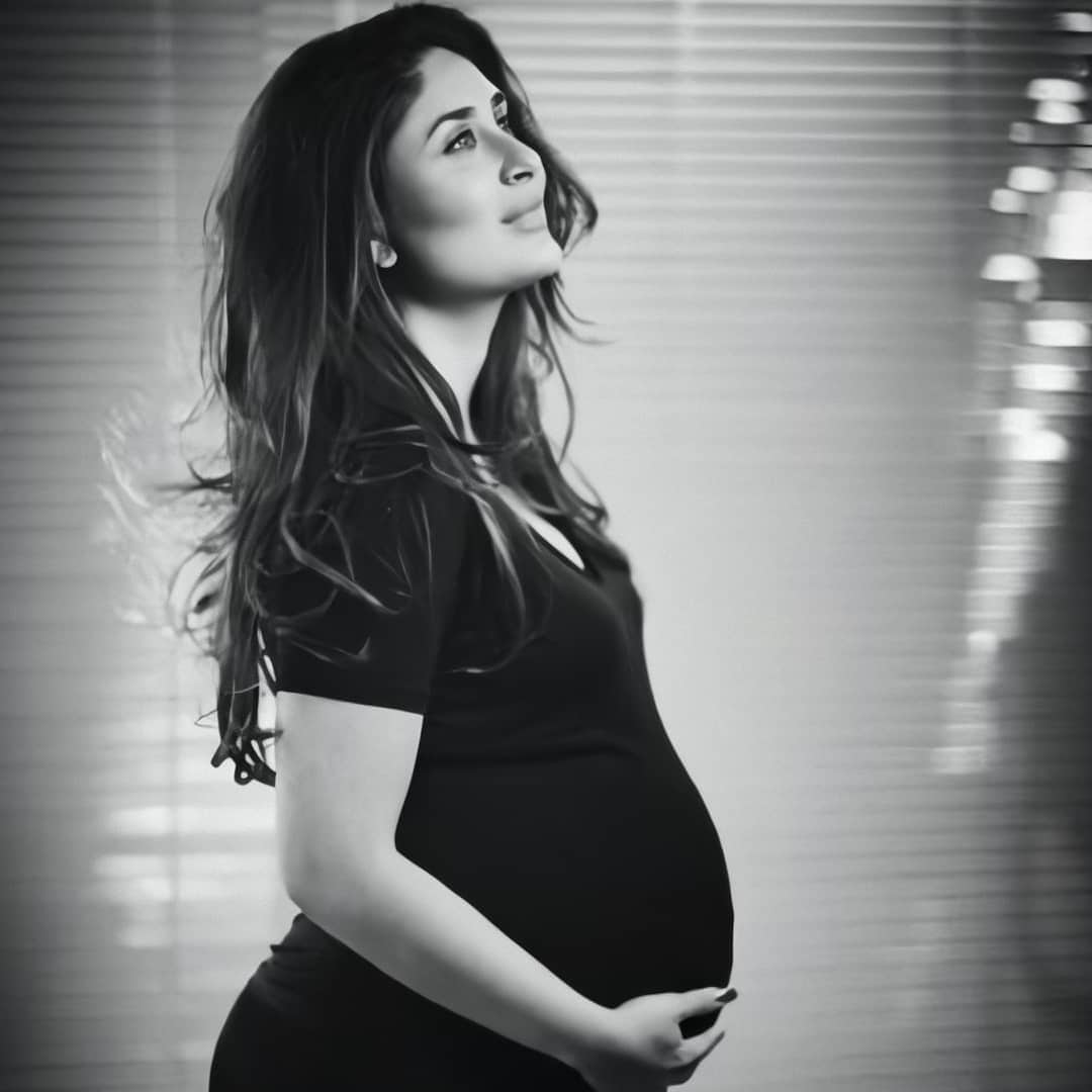 मीडियाचं प्रचंड आकर्षण मिळत असलेल्या तैमूर अली खाननंतर (Taimur ali khan)आता आपण आणखी एका पाहुण्याला कुटुंबात स्थान देण्यासाठी उत्सुक असल्याचं सैफ आणि करीनाने जाहीर केलं आहे. मीडियाचं प्रचंड आकर्षण मिळत असलेल्या तैमूर अली खाननंतर (Taimur ali khan)आता आपण आणखी एका पाहुण्याला कुटुंबात स्थान देण्यासाठी उत्सुक असल्याचं सैफ आणि करीनाने जाहीर केलं आहे.