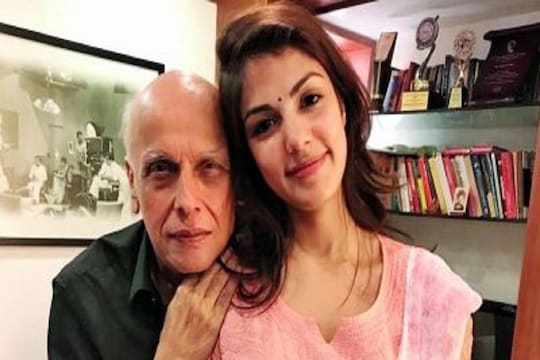 ट्रोलिंगनंतर महेश भट्ट यांच्याबरोबरच्या नात्याचा रिया चक्रवर्तीने केला होता खुलासा