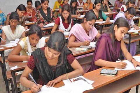 पुण्यात कोरोनाचा वाढता धोका यात वाहतुकीची सुविधा नाही. मग परीक्षा केंद्रांवर पोहोचायचं तरी कसं?