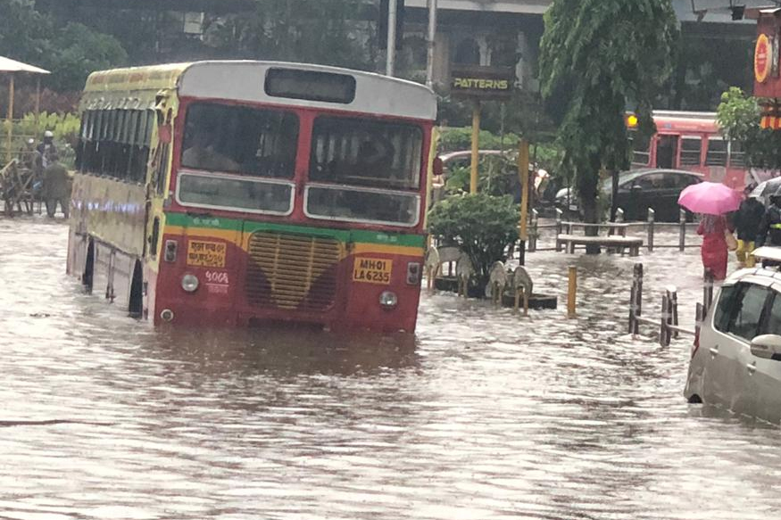 राज्यात मध्य महाराष्ट्र, घाट माथा तसंच तळ कोकणात आज आणि उद्या मुसळधार पावसाचा अंदाज कुलाबा वेधशाळेकडून वर्तवण्यात आला आहे.