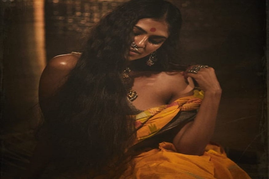 अभिनेत्री मालविका मोहनने बोल्ड फोटोशूट तिच्या इन्स्टाग्रामवरून शेअर केले आहे. यावर तिच्या चाहत्यांनी खूप कमेंट्स केल्या आहेत. अभिनेत्री मालविका मोहनने बोल्ड फोटोशूट तिच्या इन्स्टाग्रामवरून शेअर केले आहे. यावर तिच्या चाहत्यांनी खूप कमेंट्स केल्या आहेत.