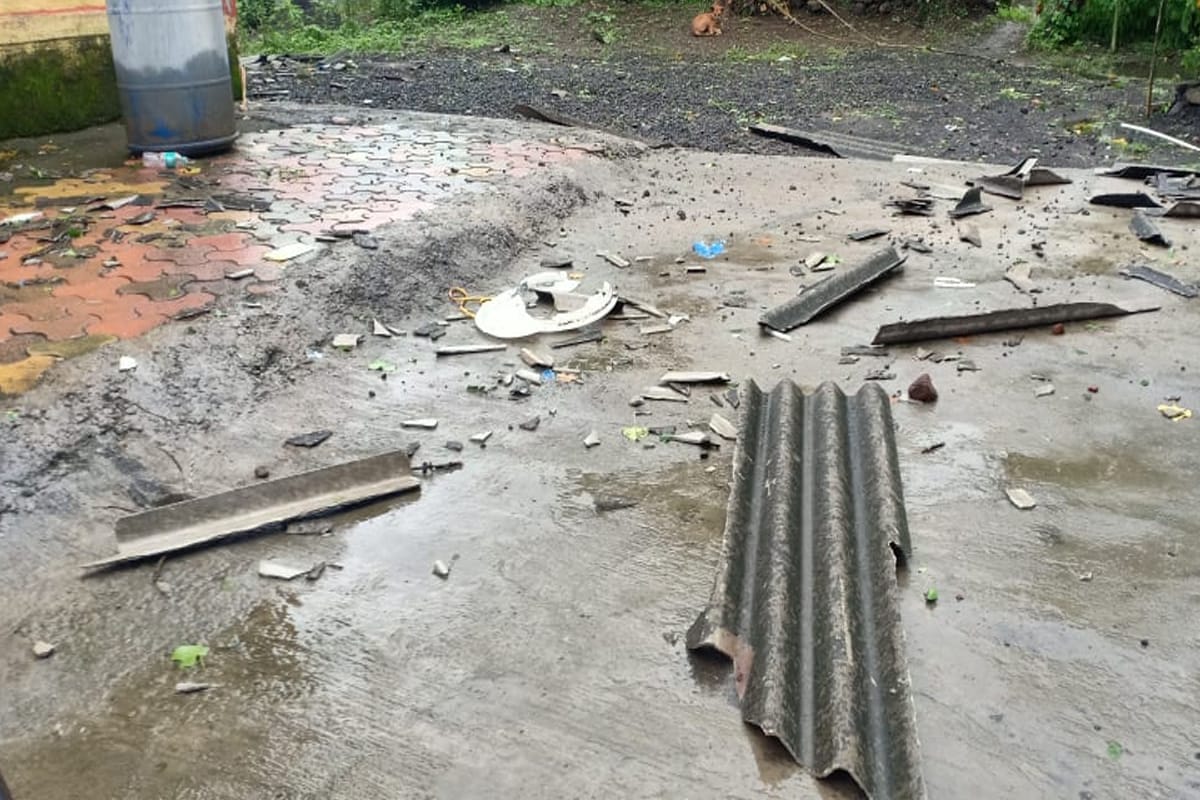 कोरोना आणि लॉकडाऊन काम देखील बंद असल्याने उडालेली पत्रे घरावर बसवायचे तरी कसे? असा प्रश्न शेवंताबाईंसमोर उभा आहे. कोरोना आणि लॉकडाऊन काम देखील बंद असल्याने उडालेली पत्रे घरावर बसवायचे तरी कसे? असा प्रश्न शेवंताबाईंसमोर उभा आहे.