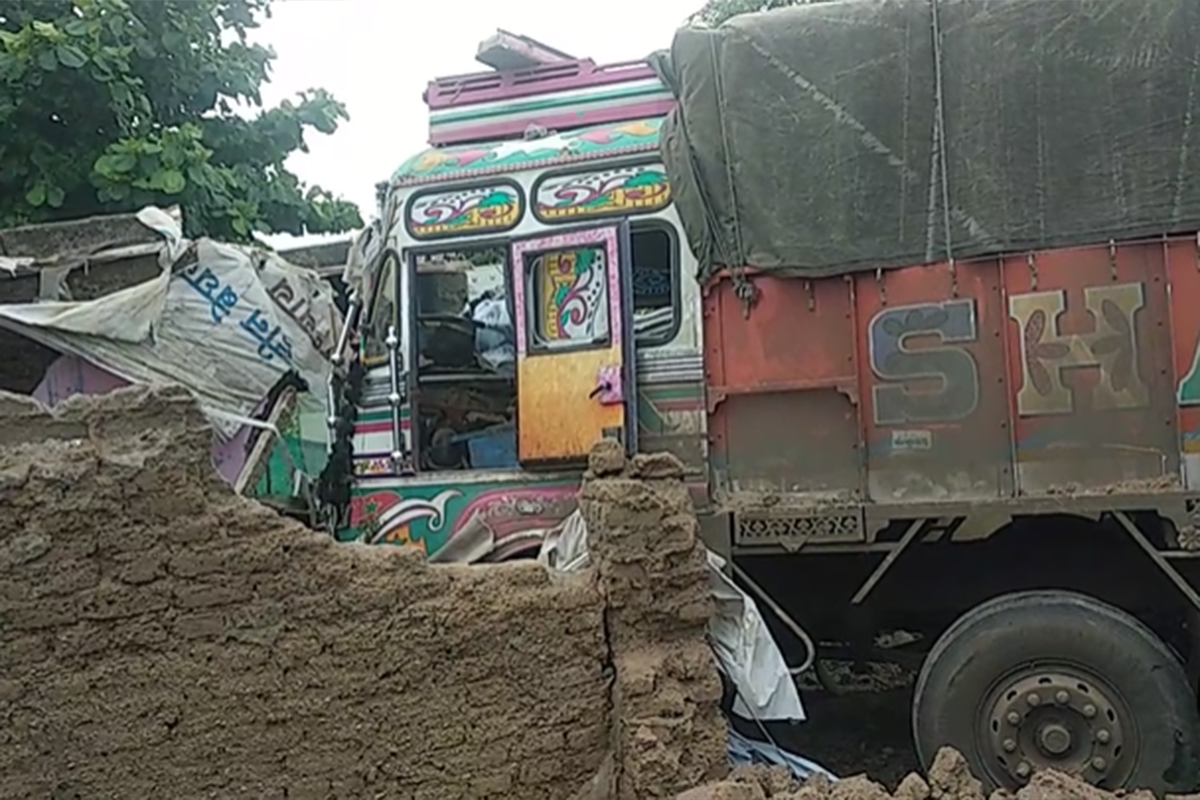 काळ आला होता पण... भरधाव ट्रक घुसला घरात, नंतर काय झालं पाहा VIDEO