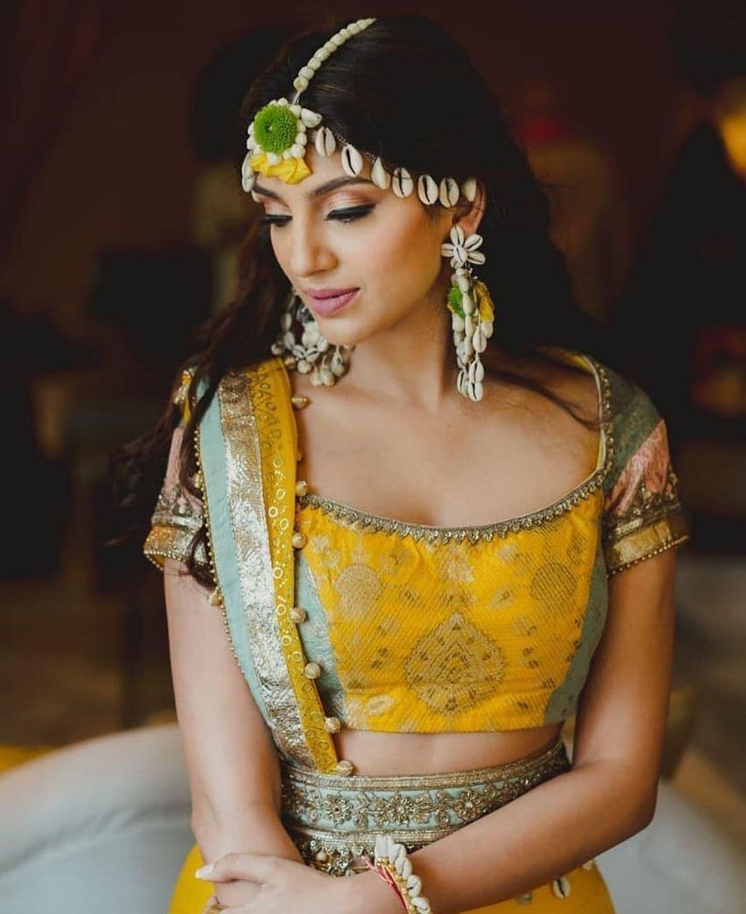 या व्हायरल फोटोंमध्ये नटली-सजलेली मिहिका खूपच सुंदर दिसत आहे. (फोटो सौजन्य-@southindiafashion/Instagram) या व्हायरल फोटोंमध्ये नटली-सजलेली मिहिका खूपच सुंदर दिसत आहे. (फोटो सौजन्य-@southindiafashion/Instagram)