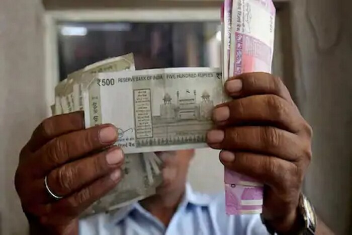   24 मार्च ते 31 डिसेंबर 2020 या कालावधीत नोकरी गमावल्यामुळे अनएम्प्लॉयमेंट बेनिफिट म्हणून केंद्र सरकारने सुमारे 4 दशलक्ष औद्योगिक कामगारांना त्यांच्या तीन महिन्यांच्या सरासरी पगाराच्या 50 टक्के देण्याच्या पात्रतेच्या निकषात शिथिलता दिली आहे. याआधी 25 टक्के रक्कम दिली जात होती.