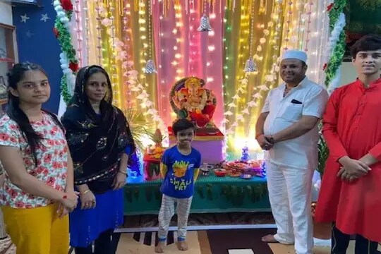 जात-धर्म-पंथाच्या पलीकडे जाऊन ही मुस्लिम फॅमिली मनोभावे करते बाप्पाची सेवा