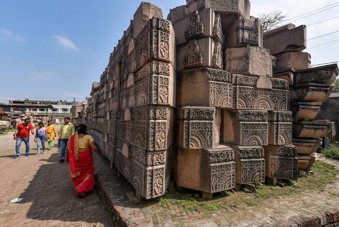 1989: राजीव गांधी सरकारने नोव्हेंबर महिन्यात विश्व हिंदू परिषदेला वादग्रस्त जागेजवळच शिला पूजन करण्याची परवानगी दिली.
