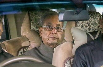 कडक शिस्तीचे भोक्ते असलेले मुखर्जी यांचा दिनक्रम ठरलेला आहे. त्यात कधीही खंड पडत नाही असं सांगितलं जातं. कडक शिस्तीचे भोक्ते असलेले मुखर्जी यांचा दिनक्रम ठरलेला आहे. त्यात कधीही खंड पडत नाही असं सांगितलं जातं.
