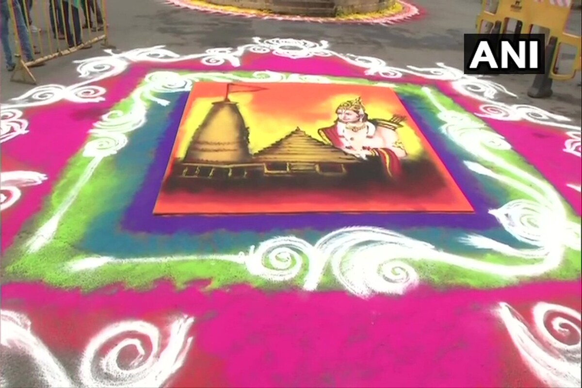 राष्ट्रीय स्वयंसेवक संघाचं मुख्यालय विद्युत रोषणाईने सजवण्यात आलं आहे. तसेच संघाच्या प्रवेशद्वाराबाहेर भव्य रांगोळी काढण्यात आल्या आहेत.