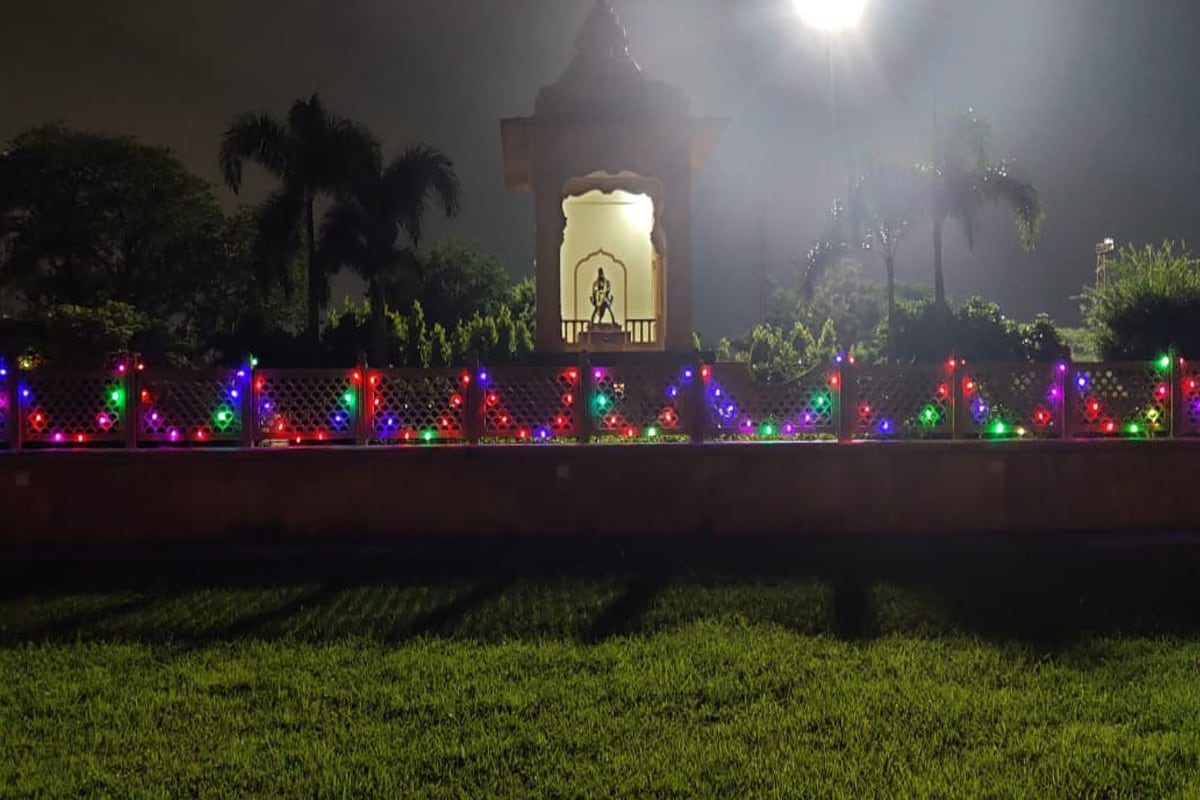 संघ मुख्यालय आणि डॉ. हेडगेवार स्मारकाला विद्युत रोषणाई... अयोध्येत प्रभु श्रीरामाच्या भव्य मंदिराच भूमिपूजनाच्या पार्श्वभूमीवर संघाचे संस्थापक डॉ. हेडगेवार व गोळवलकर गुरुजी यांच्या समाधी स्थळ रेशीमबाग आणि महाल भागातील संघ मुख्यालयाला विद्युत रोषणाई करण्यात आली..