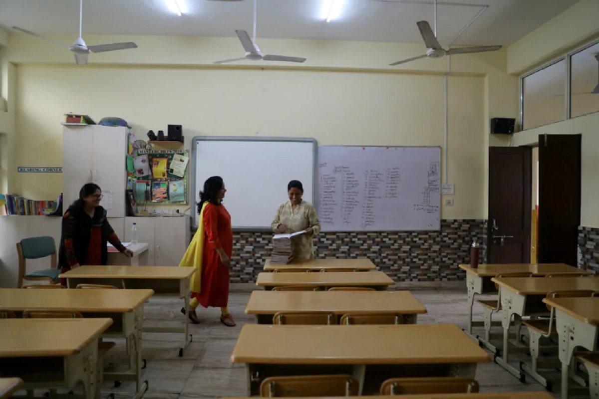 नववी ते बारावी च्या विद्यार्थ्यांना त्यांना आवश्यकता असेल त्यावेळी पालकांच्या लिखित पूर्वपरवानगीसह शाळेत यायला परवानगी.